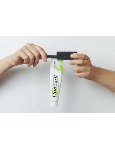 Vide tube en plastique utilisé sur un tube de dentifrice