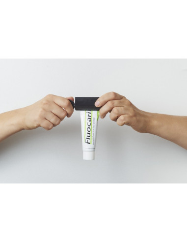 Vide tube en plastique utilisé sur un tube de dentifrice